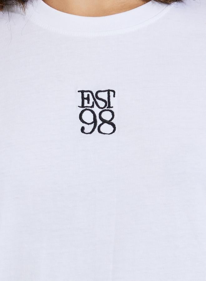 ستايلي تيشيرت فضفاض بتفاصيل مُطرّزة مع أكتاف منخفضة - Image 3